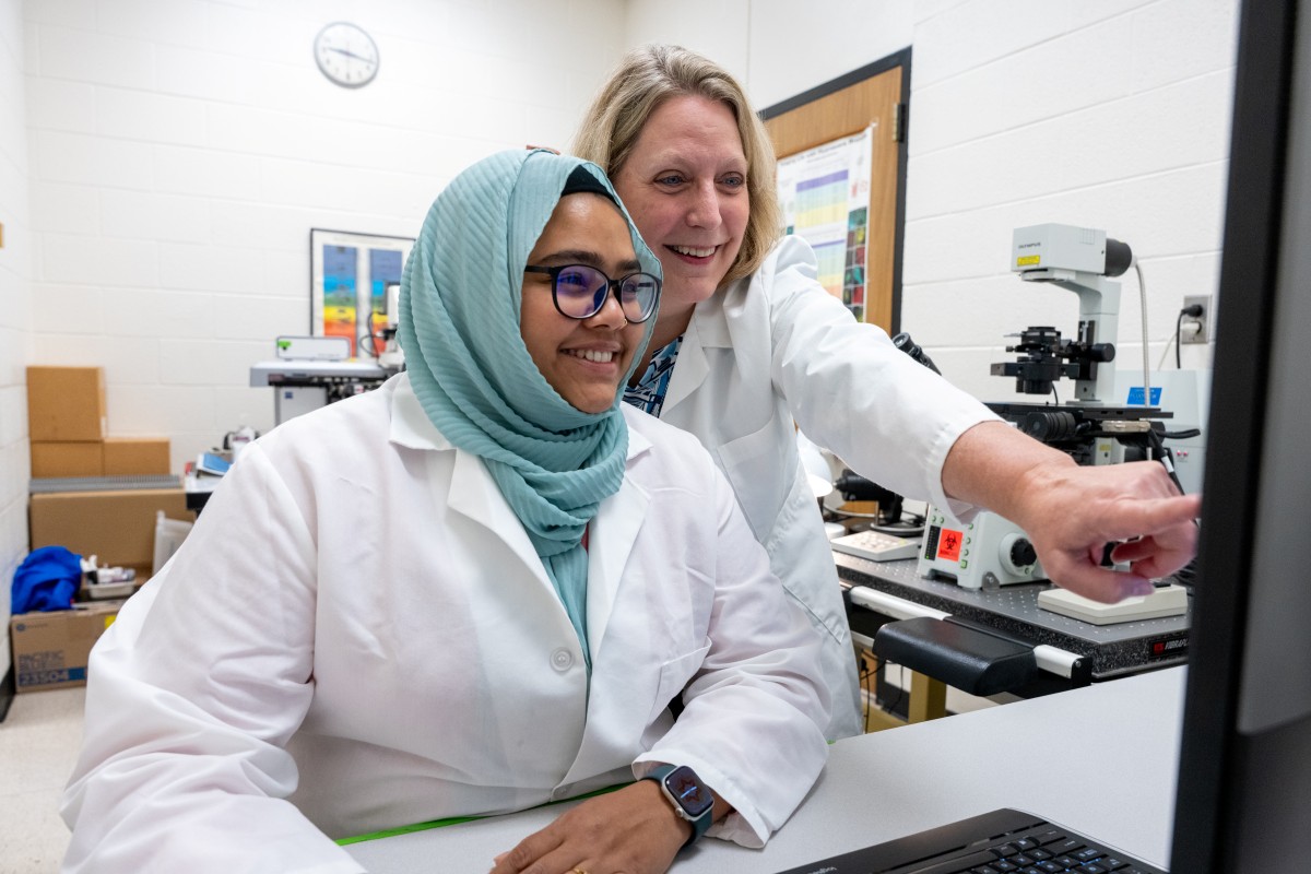 Dr. Frame teaching a student on the confocal microscope